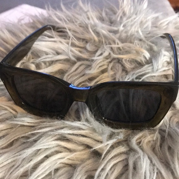 Dark green shades - Picture 2 of 2